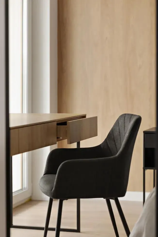 Elegancki fotel biurowy przy drewnianym biurku