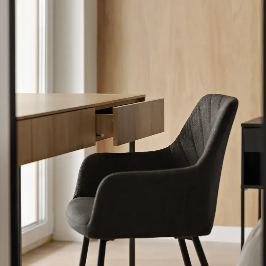 Elegancki fotel biurowy przy drewnianym biurku