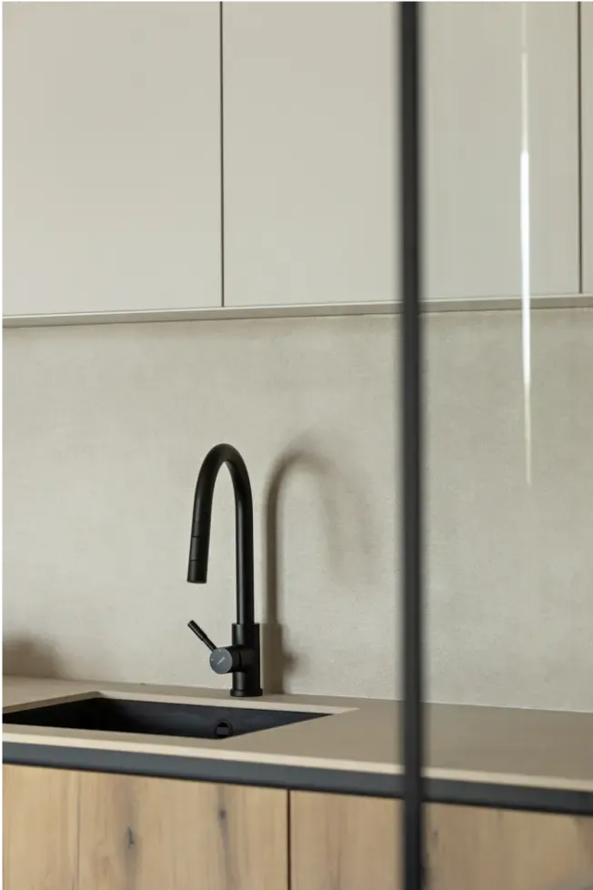 Czarny zlew kuchenny w nowoczesnym stylu